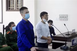 Các bị cáo Bùi Xuân Đại (trái) và Trần Xuân Hải tại phiên xét xử. (Ảnh: Thế Duyệt/TTXVN)