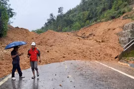 Điểm sạt lở với khoảng 9.000m3 đất đá lấp hết mặt đường. (Ảnh: TTXVN)