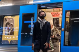 Hành khách di chuyển bằng tàu điện ngầm ở Stockholm (Thụy Điển). (Ảnh: THX/TTXVN)