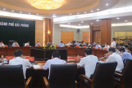 Một cuộc họp thảo luận phương án tiếp nhận và tiêm vaccine phòng COVID-19 của Ủy ban Nhân dân thành phố Hải Phòng. (Ảnh: Minh Thu/TTXVN)