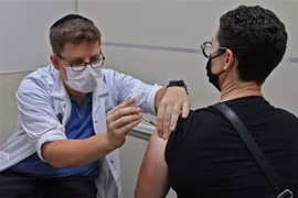 Tiêm vaccine ngừa COVID-19 cho người dân ở Jerusalem (Israel), ngày 20/8/2021. (Ảnh: AFP/TTXVN)