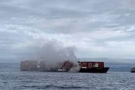 Khói bốc lên từ tàu Zim Kingston, ngoài khơi bờ biển Canada ngày 23/10/2021. (Nguồn: straitstimes.com)