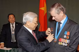 Tổng Bí thư Nguyễn Phú Trọng tặng Huy hiệu Bác Hồ cho Giáo sư-Tiến sỹ Vladimir Byanov, Chủ tịch Hội hữu nghị Nga-Việt, cựu chuyên gia Liên Xô tại công trình nhà máy nhiệt điện Phả Lại, nhân chuyến thăm chính thức Liên bang Nga, ngày 24/11/2014, tại Moskva