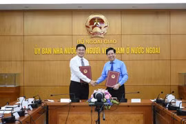 Đại diện của Ủy ban Nhà nước về người Việt Nam ở nước ngoài và Hội Doanh nhân tư nhân Việt Nam ký thỏa thuận hợp tác. (Ảnh: TTXVN)