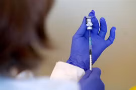 Nguy cơ mắc chứng viêm cơ tim sau tiêm vaccine phòng COVID-19 ít hơn các nguy cơ mắc COVID-19 thể nặng nếu không tiêm phòng. (Ảnh: THX/TTXVN)