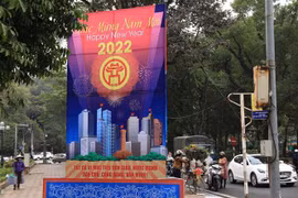 Một cụm pano chào đón năm mới được bố trí trên đường Thụy Khuê (Hà Nội). (Ảnh: Hoàng Hiếu/TTXVN)