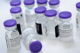 Vaccine ngừa COVID-19 của Pfizer. (Ảnh: AFP/TTXVN)