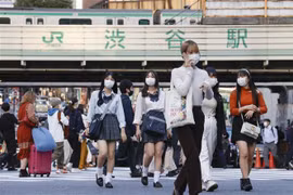 Người dân đeo khẩu trang phòng dịch COVID-19 đường phố ở Tokyo (Nhật Bản), ngày 28/9/2021. (Ảnh: Kyodo/TTXVN)