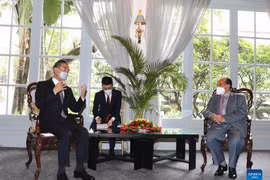 Phó Thủ tướng Campuchia Hor Namhong (phải) trao đổi với Ủy viên Quốc vụ kiêm Bộ trưởng Ngoại giao Trung Quốc Vương Nghị tại Phnom Penh (Campuchia), ngày 13/9/2021. (Nguồn: xinhuanet.com)