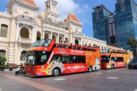 Xe buýt du lịch tại Thành phố Hồ Chí Minh. (Ảnh: Mỹ Phương/TTXVN)