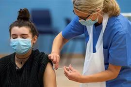 Nhân viên y tế tiêm vaccine phòng COVID-19 ở phía Bắc London (Anh) ngày 25/6/2021. (Ảnh: Getty Images/TTXVN)