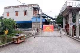 Một chốt kiểm soát dịch COVID-19 tại Nam Định, hồi tháng 5/2021. (Ảnh: Văn Đạt/TTXVN)