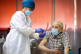 Tiêm vaccine ngừa COVID-19 của Pfizer/BioNTech cho người dân tại Madrid (Tây Ban Nha), ngày 27/12/2020. (Ảnh: AFP/TTXVN)