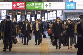 Người dân trên đường phố ở Tokyo (Nhật Bản), ngày 10/12/2020. (Ảnh: AFP/TTXVN)