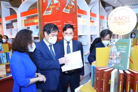 Các đại biểu tham quan trưng bày "Sách lý luận chính trị 1/4 thế kỷ." (Ảnh: Văn Điệp/TTXVN)
