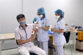 Tiêm vaccine phòng COVID-19 tại Hải Phòng. (Ảnh: Hoàng Ngọc/TTXVN)