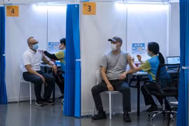 Tiêm vaccine ngừa COVID-19 tại Hong Kong (Trung Quốc). (Ảnh: AFP/TTXVN)