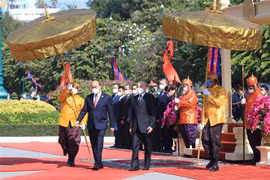 Quốc vương Campuchia Norodom Sihamoni chủ trì Lễ đón Chủ tịch nước Nguyễn Xuân Phúc tại Cung điện Hoàng gia, ngày 21/12/2021. (Ảnh: Thống Nhất/TTXVN)