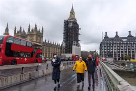 Người dân trên đường phố London của Anh. (Ảnh: THX/TTXVN)