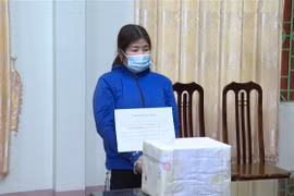 Thào Thị Dung và sáu bánh heroin bị bắt giữ. (Ảnh: TTXVN)