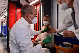 Nhân viên y tế tiêm vaccine ngừa COVID-19 cho người dân tại Berlin (Đức). (Ảnh: AFP/TTXVN)