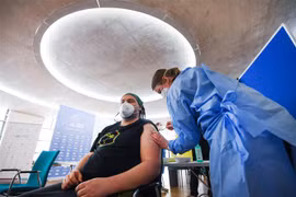 Tiêm vaccine ngừa COVID-19 tại Cologne (Đức). (Ảnh: AFP/TTXVN)