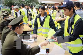 Lao động làm thủ tục xuất cảnh đi làm việc ở nước ngoài. (Ảnh: TTXVN)