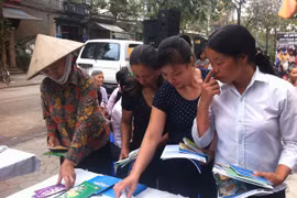Lao động di cư được tư vấn về chăm sóc sức khỏe. (Ảnh: Hồng Kiều/Vietnam+)