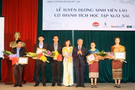 Tuyên dương sinh viên Lào có thành tích học tập xuất sắc