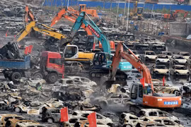 Nhân viên cứu hộ dọn dẹp hiện trường sau vụ nổ kho hóa chất ở Thiên Tân ngày 20/8. (Nguồn: THX/TTXVN)