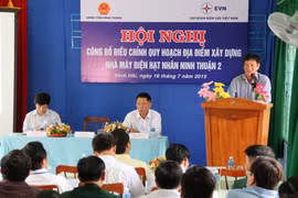 Phó Chủ tịch Ủy ban Nhân dân tỉnh Ninh Thuận Võ Đại phát biểu tại Hội nghị tổ chức tại thôn Thái An (xã Vĩnh Hải, huyện Ninh Hải) sáng 16/7. (Ảnh Đức Ánh/TTXVN)