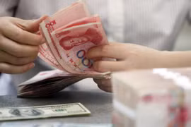 Kiểm tiền NDT tại ngân hàng ở Linyi, tỉnh Sơn Đông, miền đông Trung Quốc ngày 11/8. (NGuồn: THX/TTXVN)
