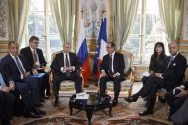 Tổng thống Nga Vladimir Putin (giữa, trái) và Tổng thống Pháp Francois Hollande (giữa, phải) tại cuộc gặp song phương trước thềm hội nghị ngày 2/10. (Nguồn: AFP/TTXVN)