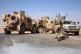 Lực lượng bộ lạc ủng hộ Tổng thống Yemen Abedrabbo Mansour Hadi tại trận địa ở Sirwah, phía tây thành phố Marib ngày 18/12. (Nguồn: AFP/TTXVN)