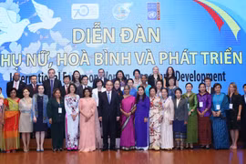 Ông Nguyễn Thiện Nhân, Ủy viên Bộ Chính trị, Chủ tịch Trung ương Mặt trận Tổ quốc Việt Nam với các đại biểu. (Ảnh: Phương Hoa/TTXVN)