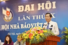Chủ tịch Hội Nhà báo Việt Nam Thuận Hữu phát biểu khai mạc Đại hội. (Ảnh: Minh Quyết/TTXVN)