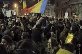Hàng chục nghìn người biểu tình ở thủ đô Bucharest, Romania. (Nguồn: AFP/TTXVN)