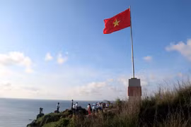 Cột cờ trên đảo Phú Quý được đặt ở vị hướng ra biển. (Ảnh: Nguyễn Thanh/Vietnam+)