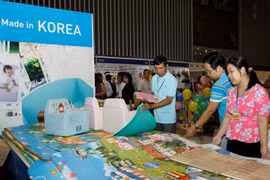 Những sản phẩm đồ chơi Hàn Quốc tỏ ra khá hấp dẫn khách hàng có mặt tại Vietbabyfair 2014. (Ảnh: Hoàng Hải/Vietnam+)