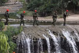 Binh sĩ Venezuela tuần tra tại San Antonio, gần biên giới Venezuela-Colombia ngày 23/8. (Nguồn: AFP/TTXVN)