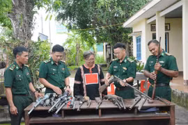 Các loại súng được lực lượng Bộ đội Biên phòng thu giữ tại xã Krông Na, huyện Buôn Đôn. (Ảnh: Tuấn Anh/TTXVN)
