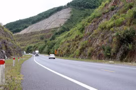 Phương tiện lưu thông trên một đoạn tuyến cao tốc đưa vào khai thác, vận hành. (Ảnh: Đỗ Trưởng/TTXVN)