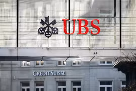 Biểu tượng ngân hàng UBS và Credit Suisse tại Zurich, Thụy Sĩ. (Ảnh: AFP/TTXVN)