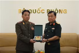 Thượng tướng Hoàng Xuân Chiến trao quà lưu niệm tặng Đại tá Kim Myong Chol. (Ảnh: Hồng Pha/TTXVN phát)