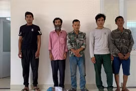 Nhóm đối tượng và tang vật tại cơ quan Công an. (Ảnh: TTXVN phát)