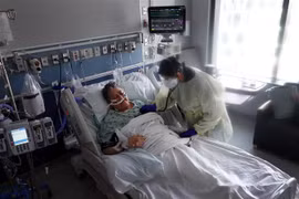 Điều trị cho bệnh nhân nhiễm COVID-19 tại bệnh viện ở Chicago, bang Illinois, Mỹ. (Ảnh: AFP/TTXVN)