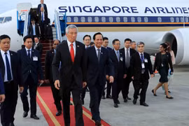 Lễ đón Thủ tướng nước Cộng hòa Singapore Lý Hiển Long tại Sân bay Quốc tế Nội Bài. (Ảnh: An Đăng/TTXVN)