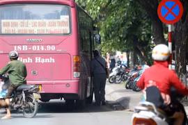 Dù đã có biển báo cấm dừng, cấm đỗ nhưng nhiều trường hợp xe khách vẫn cố tình dừng đỗ đón, trả khách sai quy định. (Ảnh: Phạm Kiên/TTXVN)