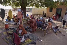 Người dân phải rời bỏ nhà cửa do xung đột sơ tán tới nơi ở tạm tại Hasahisa, Sudan. (Ảnh: AFP/TTXVN)