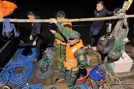 Tổ tuần tra kiểm soát xã Tiên Lãng, huyện Tiên Yên phát hiện và bắt giữ các tàu khai thác thủy sản trái phép. (Ảnh: TTXVN phát)